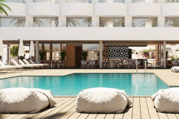 Lits balinais et chaises longues Palmanova Beach Apartments by TRH