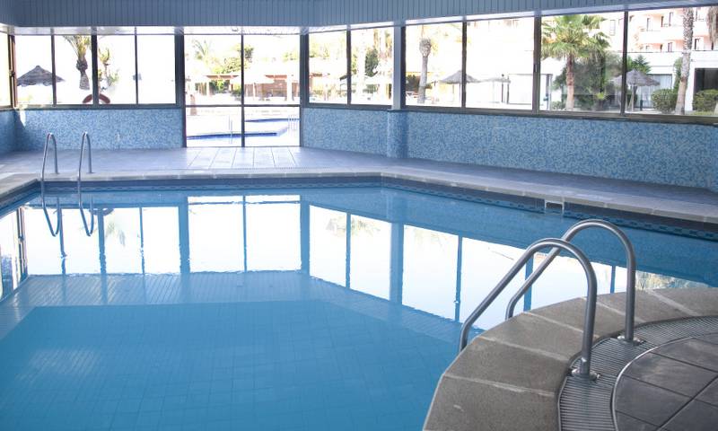 Piscine intérieure Hôtel TRH Jardín del Mar en Santa Ponsa
